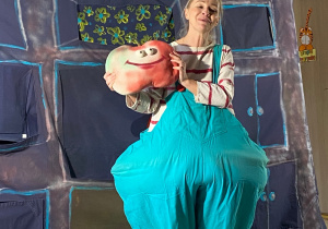 Dziewczynka trzyma jabłko i obiecuje, że będzie się zdrowo odżywiała.