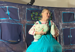 Dziewczynka trzyma gruszki i obiecuje, że będzie się zdrowo odżywiała.