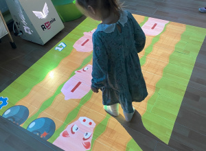 Zabawy "Biedronek" na magicznym dywanie.