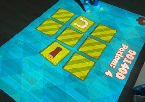 Chłopiec odszukuje pary.