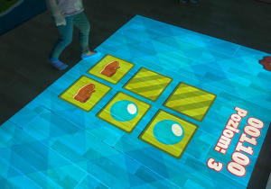 Dziewczynka odszukuje pary.