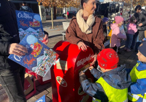 Dziecko rzuca list do skrzynki