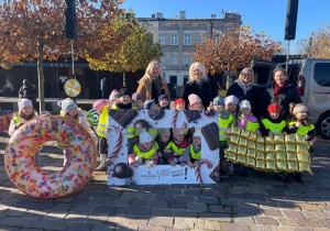 Dzieci pozują do zdjęcia trzymając ogromne ramki