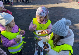 Dzieci jedzą przekąski