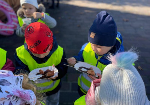 Dzieci jedzą przekąski
