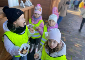 Dzieci jedzą przekąski