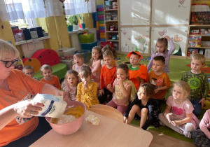 Nauczycielka przygotowuje masę " dyniolinę"