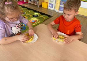 Dzieci bawią się dynioloną.