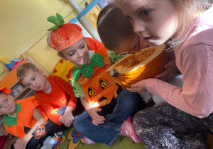 Dzień dyni- chłopiec wącha dynię.