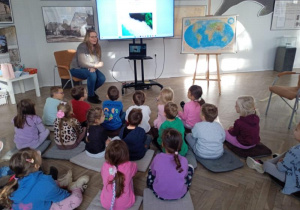 Dzieci słuchają opowieści na temat "A może tu było morze".