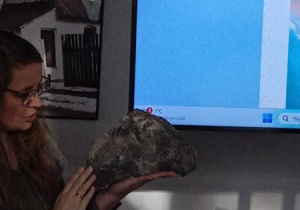 Prowadząca pokazuje skamielinę znalezioną w okolicy Tomaszowa