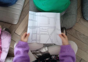 Dziewczynka ogląda plan miasta.