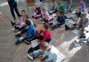 Dzieci uzupełniają plan miasta.