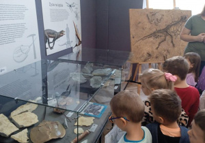 Dzieci oglądają eksponaty.