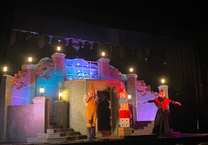 Jurek i Irmina na tle scenografii - fragment miasta.