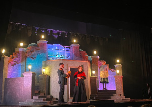 Policjant i Irmina na tle scenografii - fragment miasta.