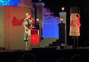 Dziewczynka z dużą paczką zapałek i "Komin".