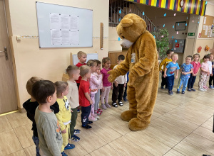 Spotkanie dzieci z grupy "Tygryski" i "Kangurki" z misiem Tedi.