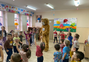 Zabawy w kole z misiem Tedi.