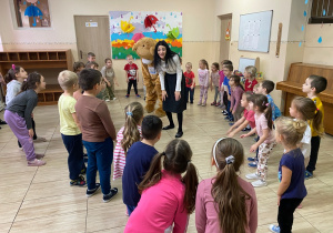 Zabawy w kole z misiem Tedi.