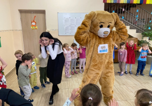 Zabawy w kole z misiem Tedi.