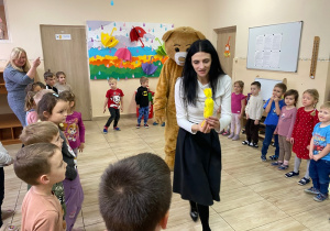 Zabawy w kole z misiem Tedi.