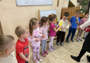 Zabawa w kole-dzieci szybko podają sobie "cukierka", tak by nie przechwycił go miś. ś