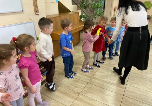 Zabawa w kole-dzieci szybko podają sobie "cukierka", tak by nie przechwycił go miś.