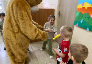 Zabawa w kole-dzieci szybko podają sobie "cukierka", tak by nie przechwycił go miś.