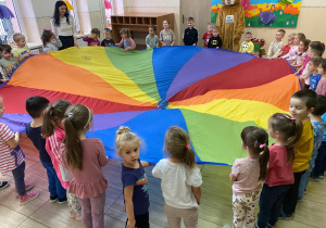 Zabawy chustą animacyjną.