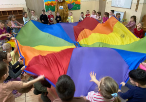 Zabawy chustą animacyjną.