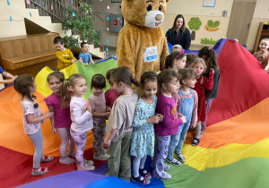 Zabawy chustą animacyjną.