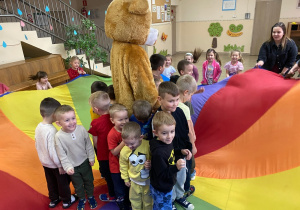 Zabawy chustą animacyjną.