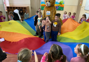 Zabawy chustą animacyjną.