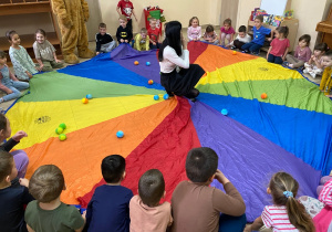 Zabawy chustą animacyjną i piłeczkami.