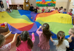 Zabawy chustą animacyjną i piłeczkami.