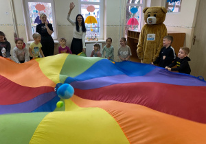 Zabawy chustą animacyjną i piłeczkami.