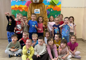 Pamiątkowe zdjęcie dzieci z grupy "Tygryski" z misiem Tedi.