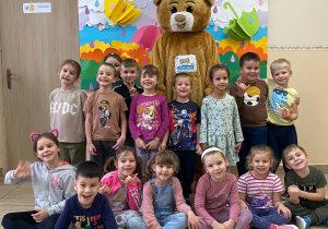 Pamiątkowe zdjęcie dzieci z grupy "Kangurki" z misiem Tedi.