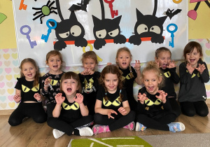 Pamiątkowe zdjęcie chłopców na tle andrzejkowej dekoracji.