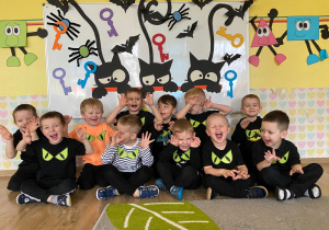 Pamiątkowe zdjęcie dziewczynek na tle andrzejkowej dekoracji.