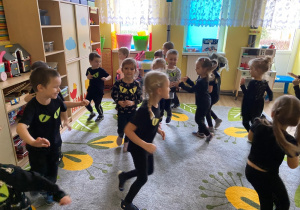 Dziecko jak najszybciej przekazuje kapelusz innemu zanim ucichnie muzyka.