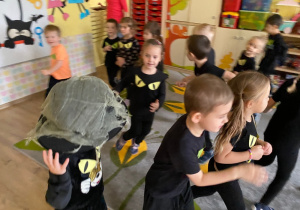 Dziecko jak najszybciej przekazuje kapelusz innemu zanim ucichnie muzyka.