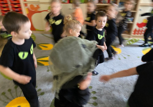 Dziecko jak najszybciej przekazuje kapelusz innemu zanim ucichnie muzyka.