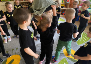 Dziecko jak najszybciej przekazuje kapelusz innemu zanim ucichnie muzyka.