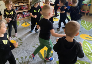 Dziecko jak najszybciej przekazuje kapelusz innemu zanim ucichnie muzyka.