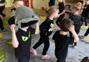 Dziecko jak najszybciej przekazuje kapelusz innemu zanim ucichnie muzyka.