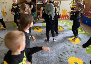 Dziecko jak najszybciej przekazuje kapelusz innemu zanim ucichnie muzyka.