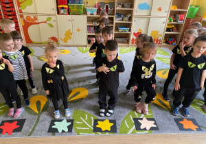 "Magiczne gwiazdki" - zabawa w której dzieci wybierają gwiazdkę ustawiając się za nią w rządku.