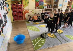 "Studnia życzeń" - dziewczynka wrzuca grosik do miski z wodą.